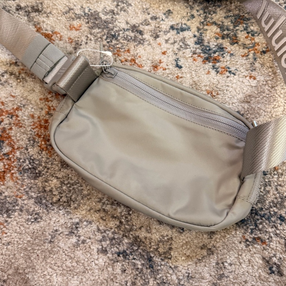 Lululemon Everywhere 1L Belt Bag - Picture 4 of 4